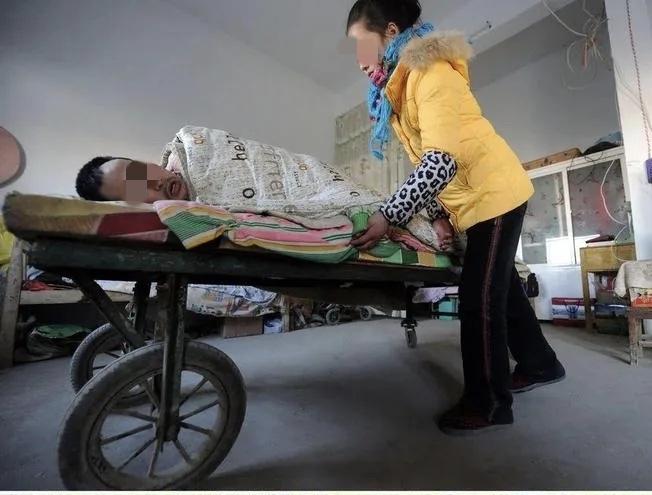 2001年，安徽一男子不慎摔成高位截瘫，谁知，妻子竟撇下父女俩一走了之。绝望之际