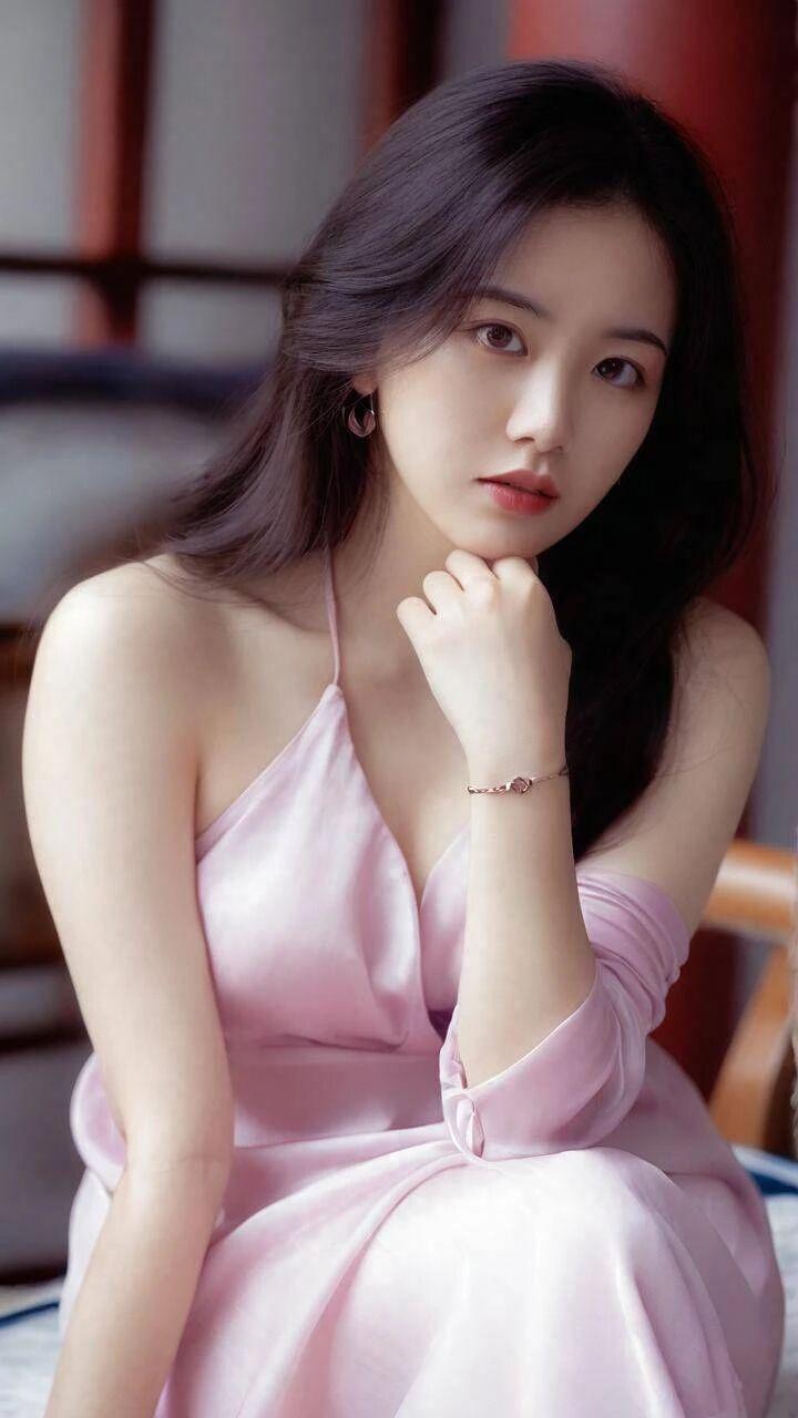 温柔粉裙少女，沉思中透出优雅与宁静。