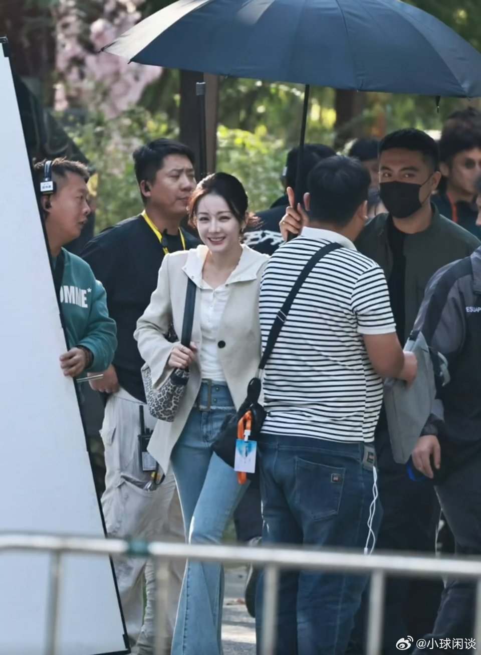 迪丽热巴卫蓝路透迪丽热巴笑的好治愈[爱你] ​​​