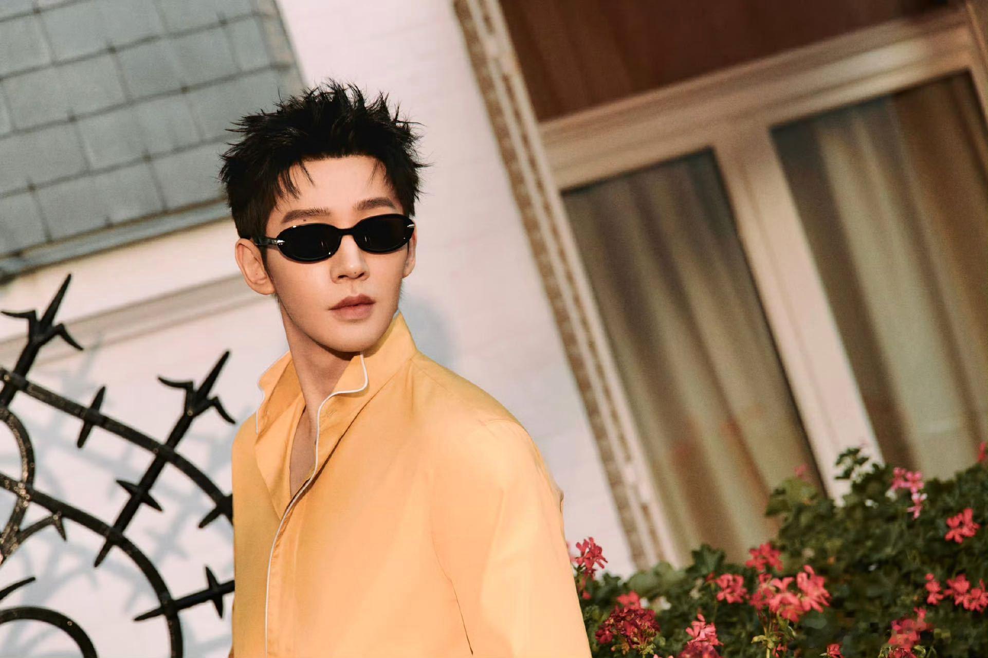 邓为亮相Dior2027夏季男装秀 Dior品牌大使与全球美妆大使邓为现身巴黎D