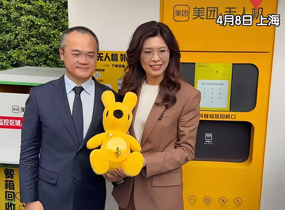 我说呢美团股票今天大涨了，原来是老板王兴终于露面了，而且还接待了郑丽文。
王兴也