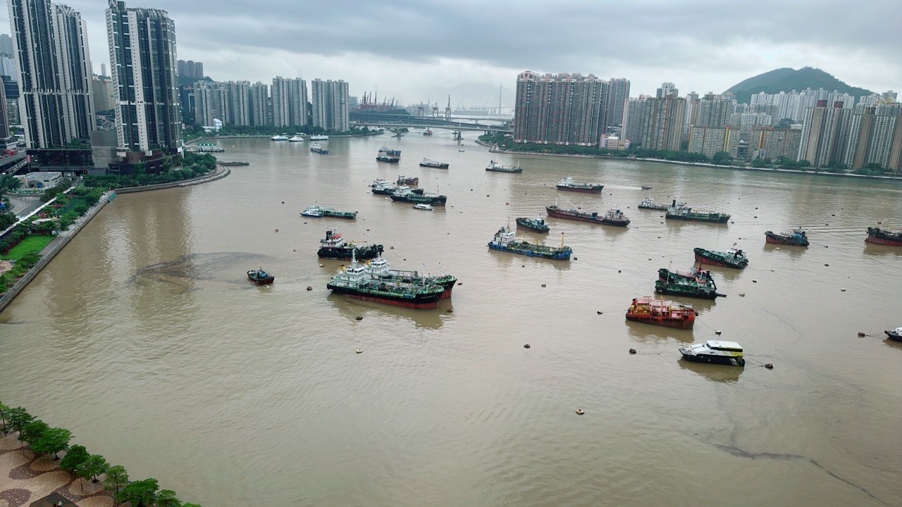雨终于停了一会会，海面都变浑浊了