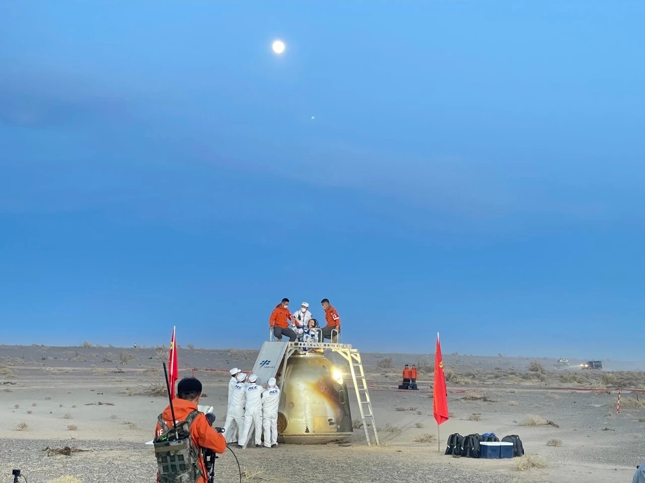 退伍老兵在神舟着陆场看哭了退伍火箭兵对着神舟返回舱敬礼 我相信无论是老兵还是我们