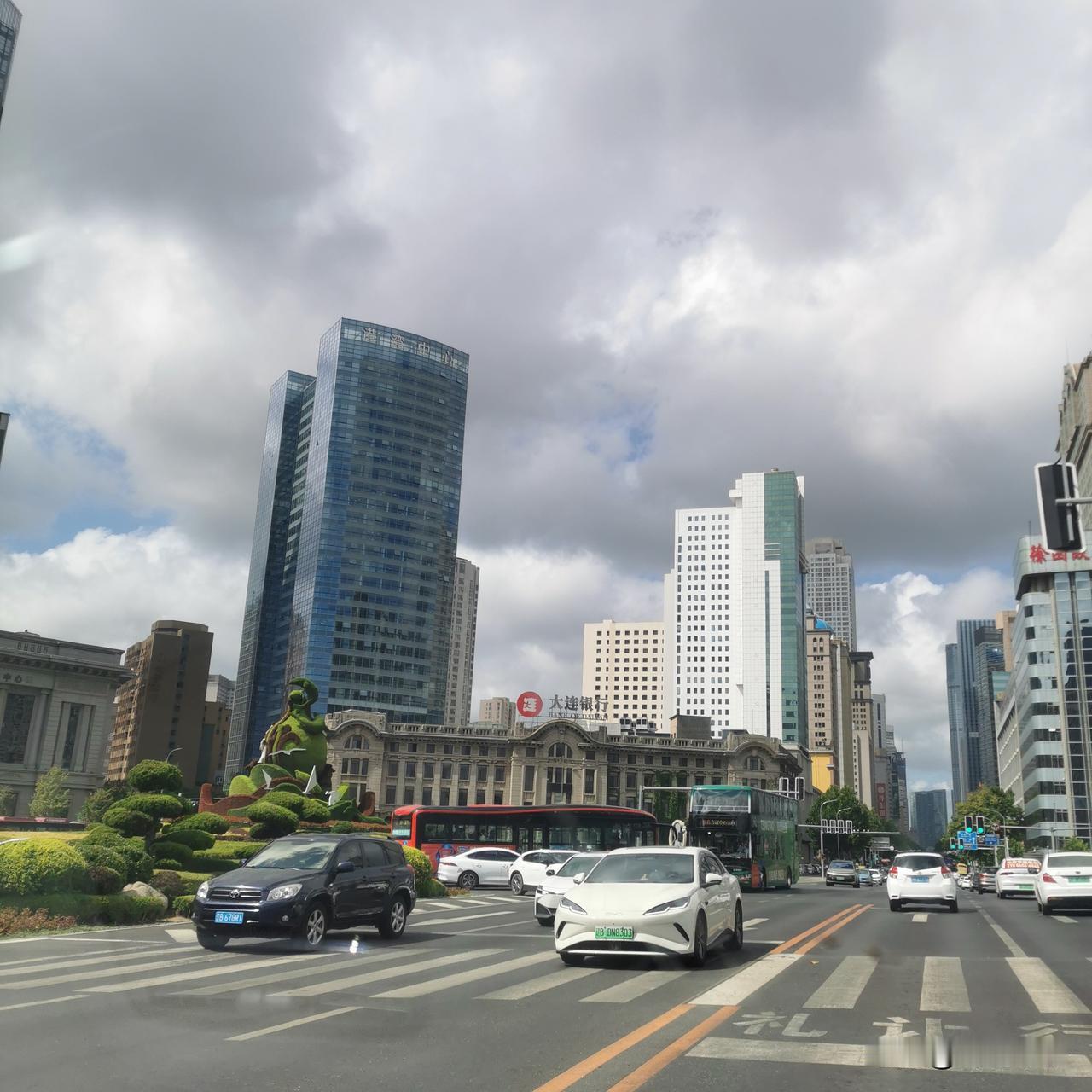 今天大连最高气温31度，现在室外的温度是29度，空气的相对湿度是66%，东南风二