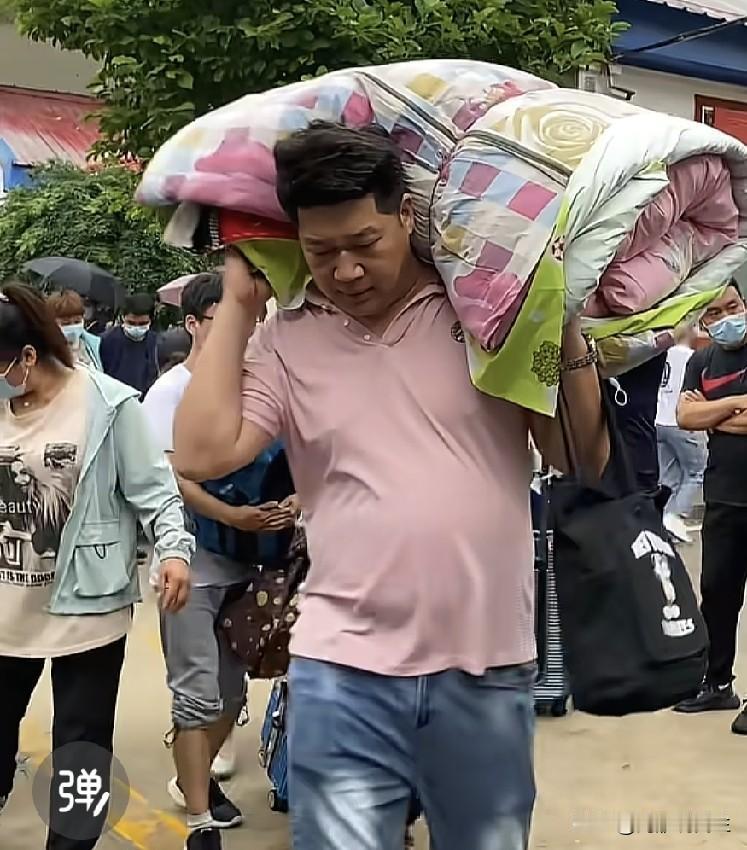 看看，这就是你们的父亲，孩子考完试，都是父亲来帮你扛行李，开学前也是父亲送你迎接