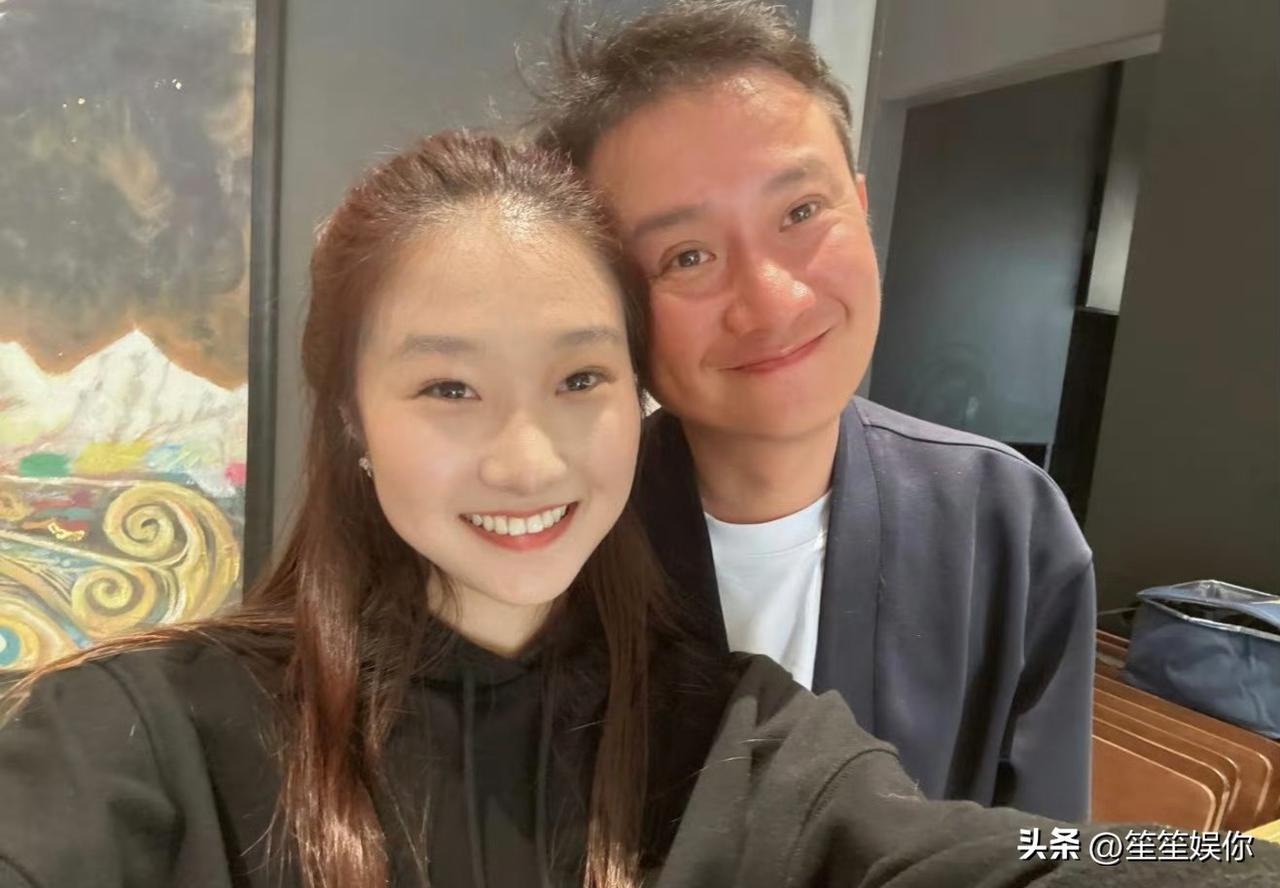 41岁文章的白发苍颜，对比昔日意气风发的少年模样，衰老速度太惊人。近照里他发际线