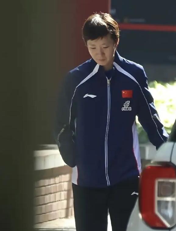 王曼昱回酒店被围堵，教练任浩当场报警，她戴着耳机全程没看一眼。10 月 6 日晚