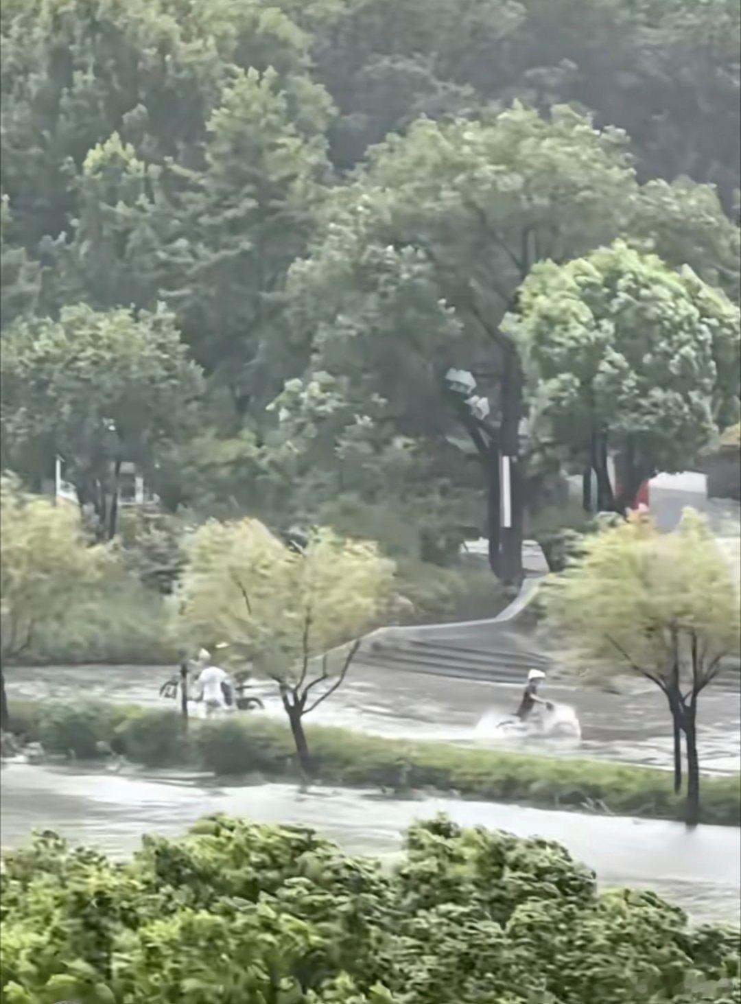 上海市要求及时果断停课停工苏州也想享受同等待遇，虽然没到划船的地步，但是脚是叉不