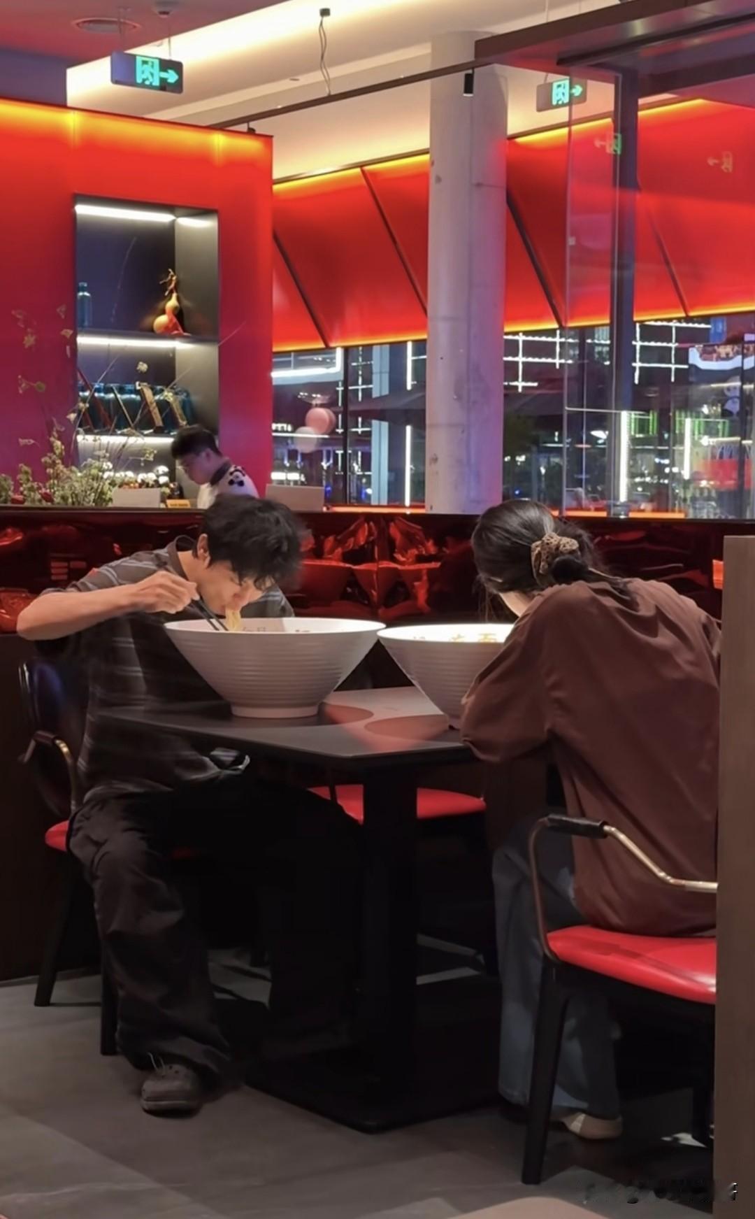 其实我一直很好奇，这个面条配这个碗，到底是传统就这样，还是后期的商业运作导致的，