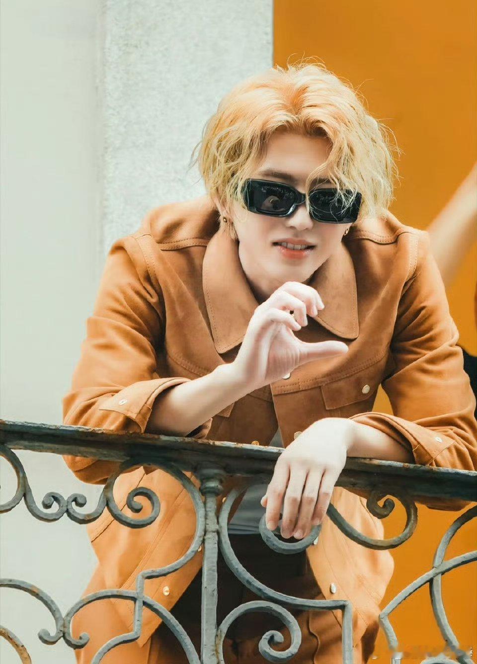 还有什么是蔡徐坤不会的又被蔡徐坤帅到了 冷脸白切黑太绝了！蔡徐坤黑色作战服造型适