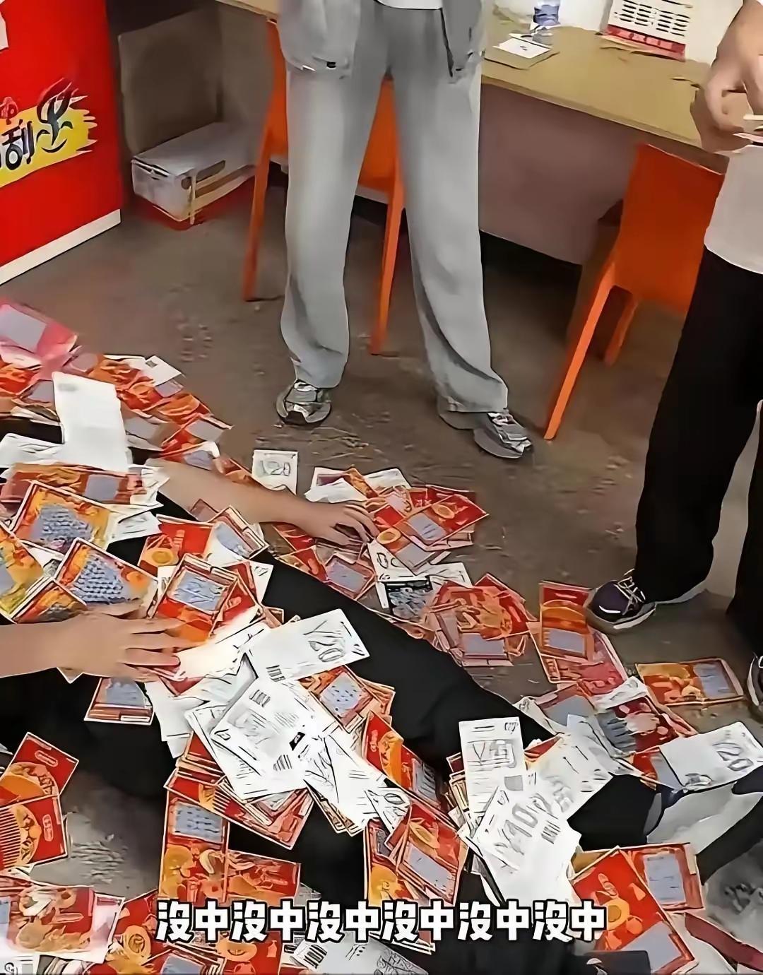 总的来说，他还是赚了，彩票总额的50%用于开奖，而他，中了13.7800，高于出