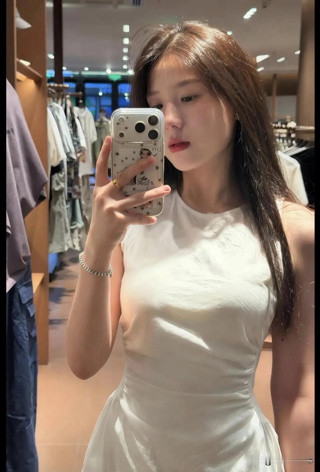 今日颜值巅峰，
自己都忍不住多看几眼！  
镜子里的自信光芒，
藏不住的小骄傲～