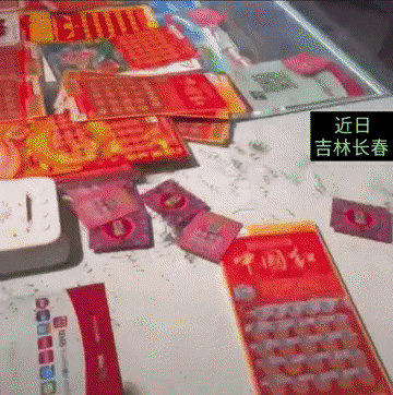 近日吉林长春，一女子买了刮刮乐彩票中奖了，要兑奖的时候彩票销售人员把彩票抢走撕毁