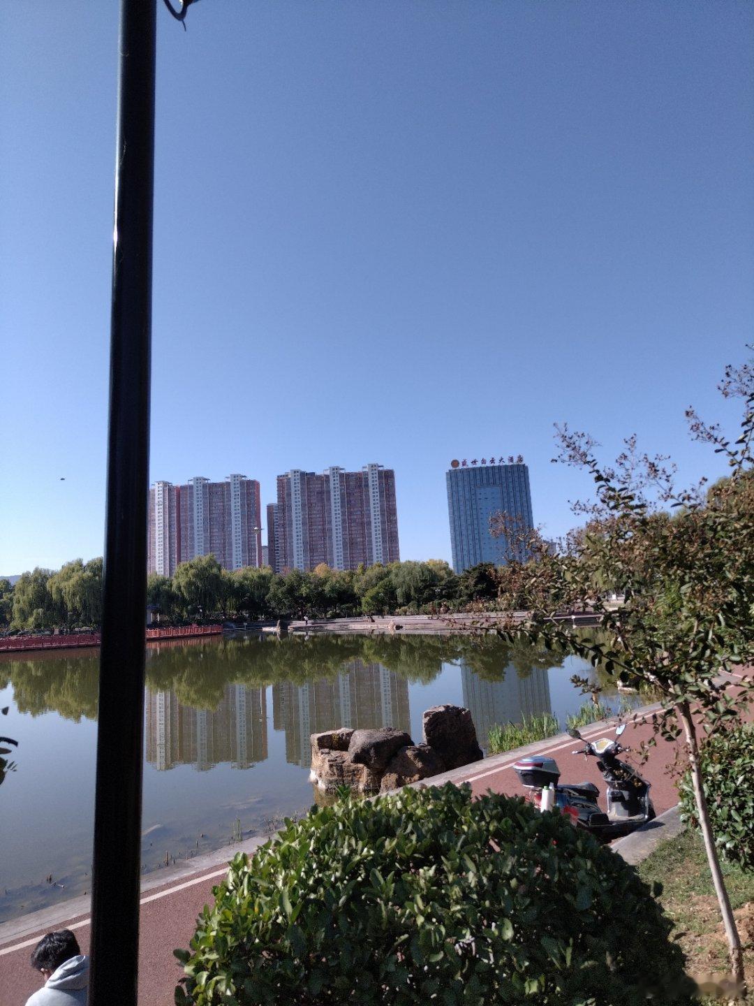 2：5：3，30个罚球线位置投进10个。100个三分球投进21个。 ​​​