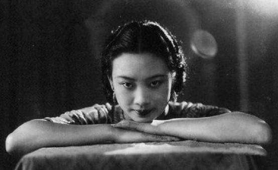 1956年，毛人凤躺在病床上奄奄一息，娇妻端着一碗中药走了进来，温声说道：“喝了