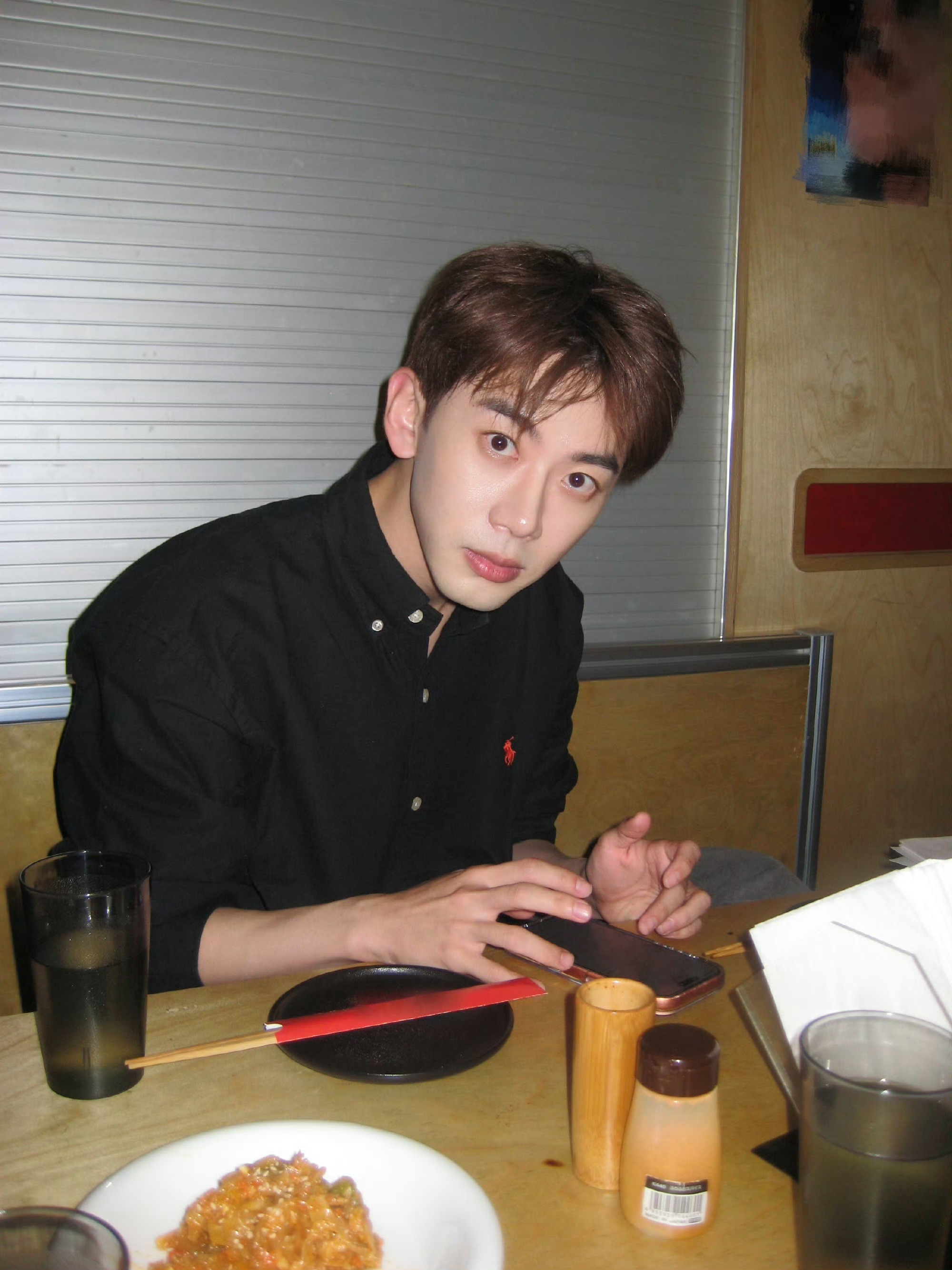 焦糖色跟你很适配！！！费启鸣好一个氛围感帅哥