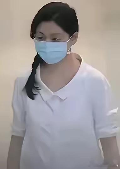 大S，啥情况？8月8日下午，有网友曝光了自己在机场偶遇大S的相片，相片中，大S梳