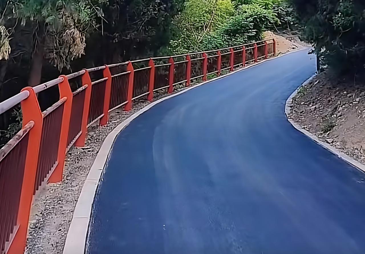 咱邹平小黄山，终于有好走的路了！
 
你看看这新铺的柏油路，黑亮黑亮的，踩上去跟