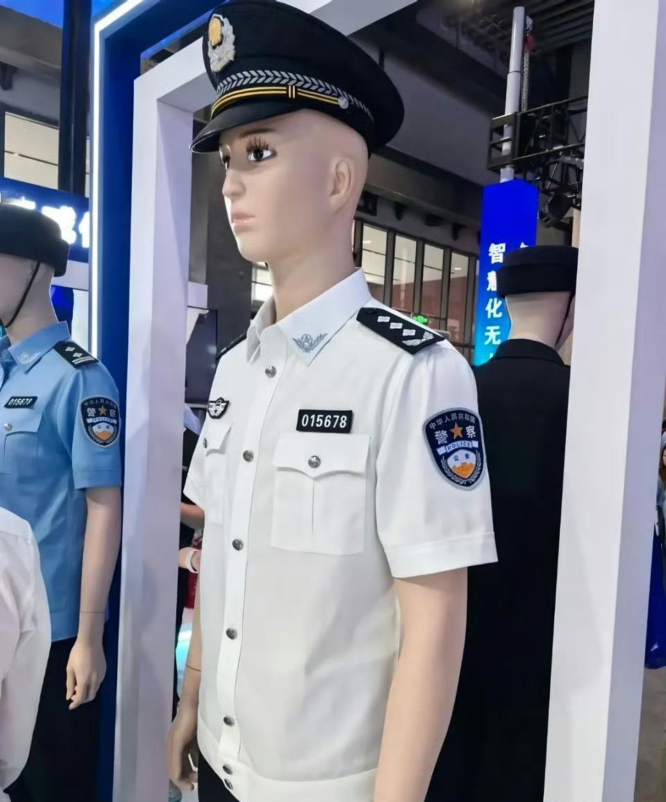 2025式人民警察制式服装正式列装！

该图是2025年警博会上亮相的新式警察制