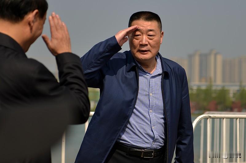 在化工厂当处长的大伯，刚满五十五岁那年，就退居二线了，拿的是大家口中的“双九”待