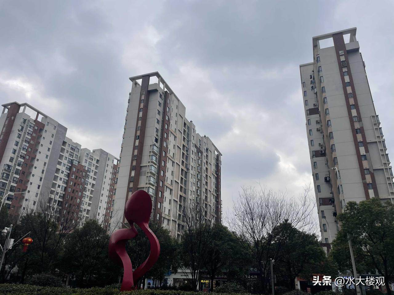 武昌著名书包房，一街之隔，街这边是洪山区，街那边是武昌区，恰好这个房子就在武昌区