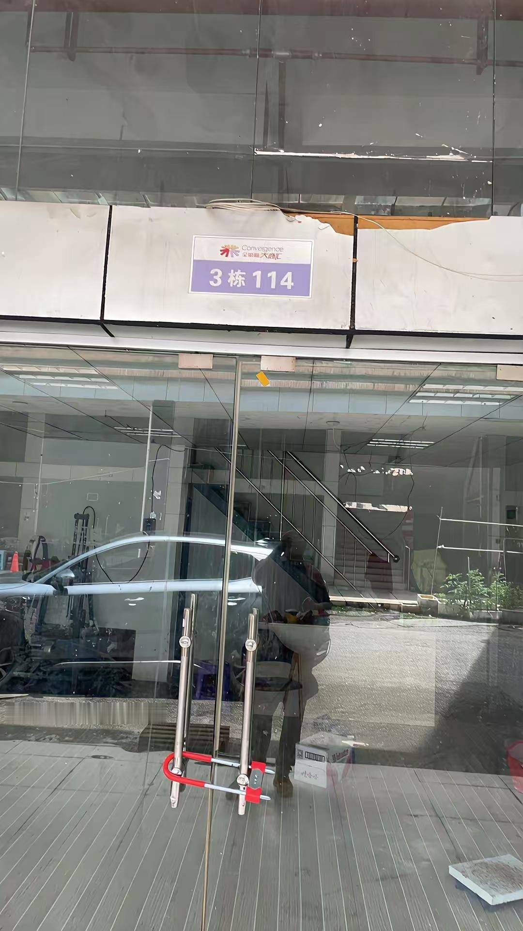 六盘水比亚迪王朝店，老子元plus一个卡扣掉了，叫给我装上一颗要120元，老子开