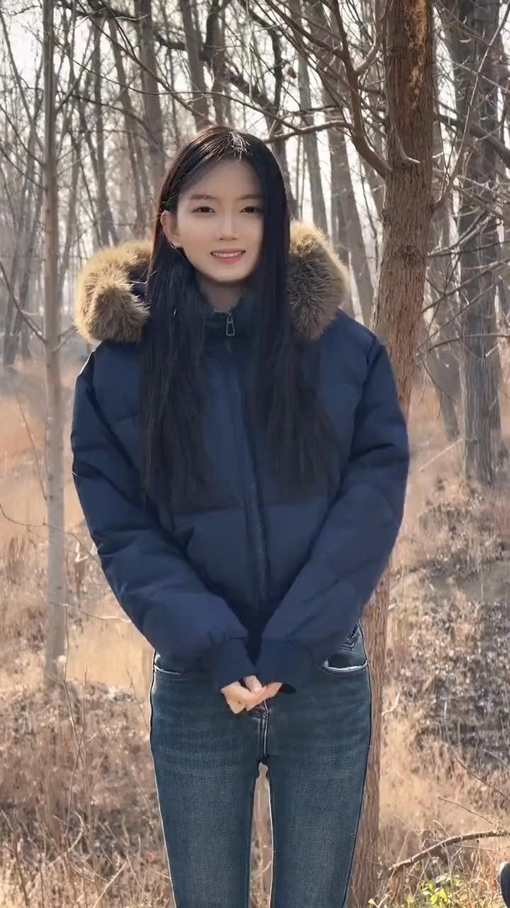 寒冬独行路，青衫映林间。