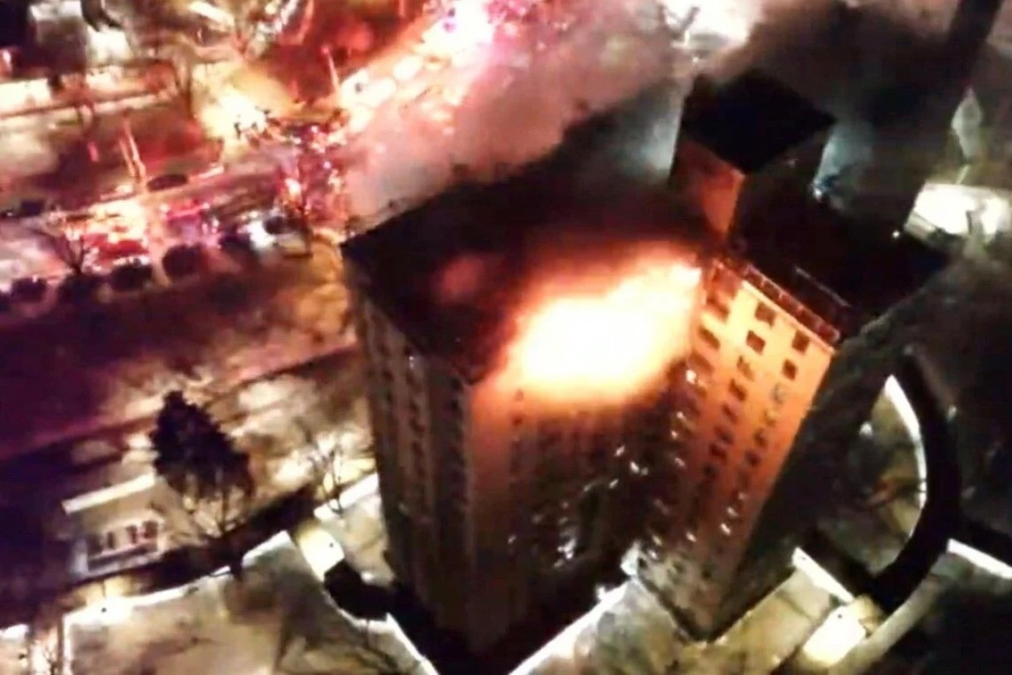 美国纽约一高层公寓顶层发生大火当地时间1月24日凌晨，美国纽约市布朗克斯区一栋高