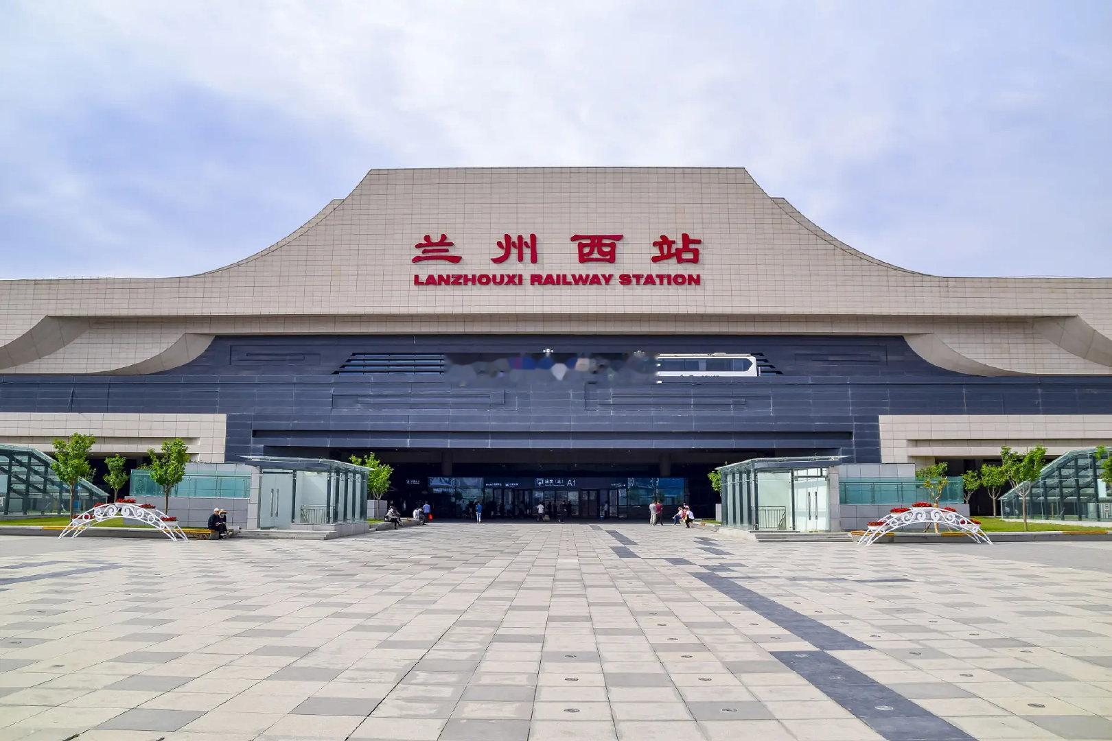 兰州西客站网约车候车点升级近日，兰州西站北广场地下停车场网约车候车点改造提升工程