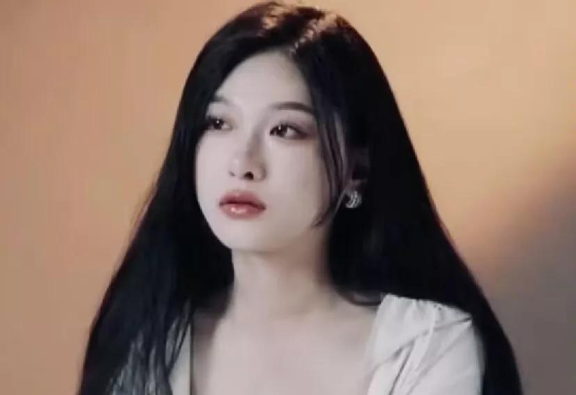 睡睡说，她感觉好像都太迟了
她看向张硕的时候眼睛里都是欣赏和爱原来我觉得她很闹很