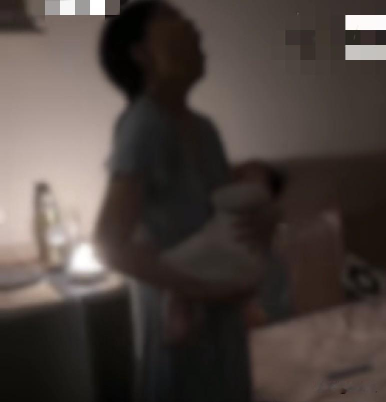 近日，辽宁阜新，一7个月大的宝宝频繁夜醒，宝妈抱着宝宝来回走动，拖鞋声很重，很怕
