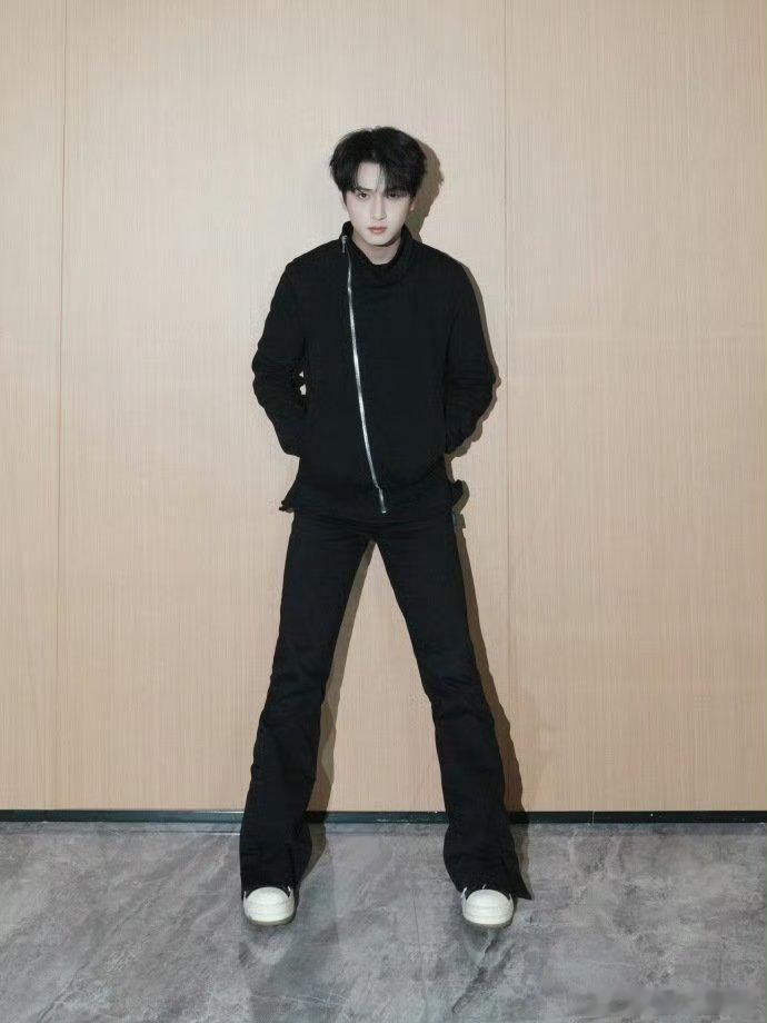 严浩翔异瞳暗夜伯爵，谁懂这个浩翔的满分帅感的营业照啊 满分💯男 