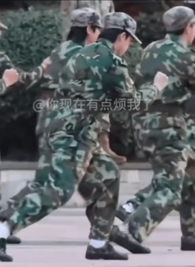 看我左前踢 上勾拳🦶🏻🤜🏻最后还喊了“哈！” 