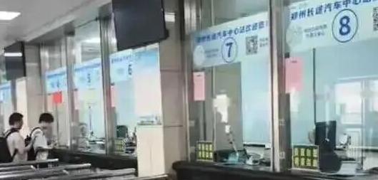 简直离谱到家！河南郑州一名男子前往长途汽车站购票，当下气温高达 36 度酷暑难耐