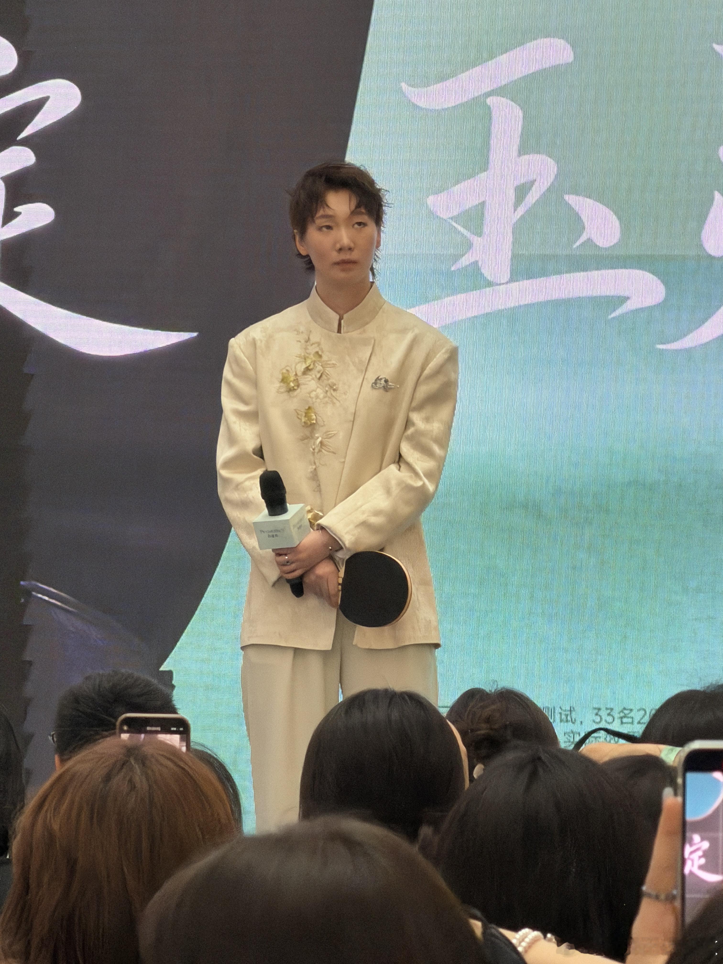 美瞳滑片中 