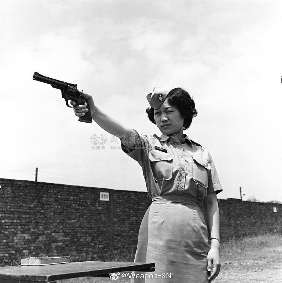 #兵器影像[超话]##照片中的历史[超话]# 配备柯尔特左轮手枪的台北市女警进行