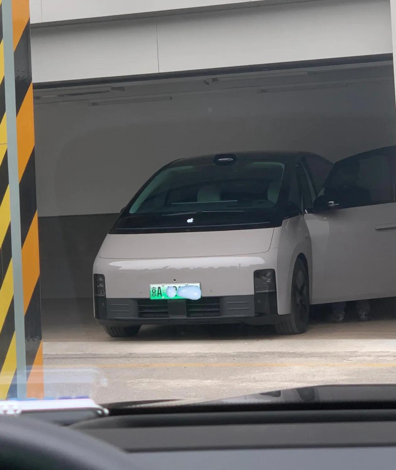 商场地下车库，偶遇一个MEGA，贴了苹果的标，突然感觉毫无违和感。。。。。

话