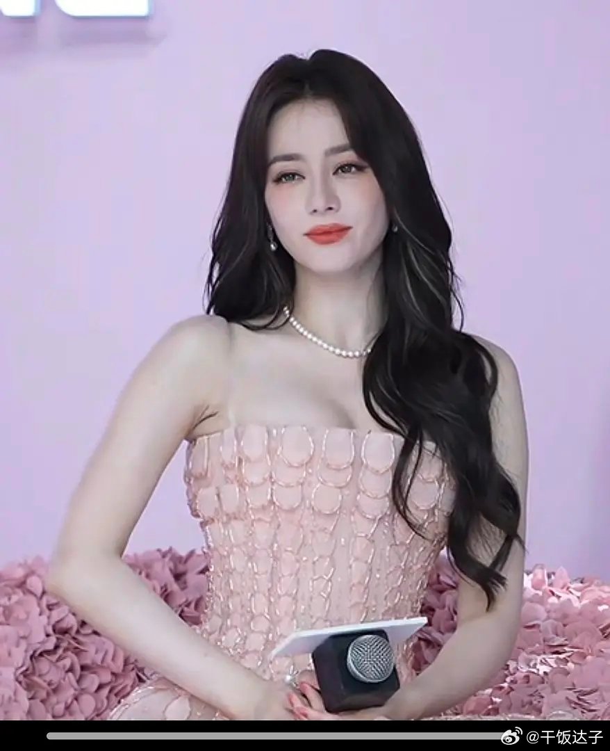 迪丽热巴又吃美了 