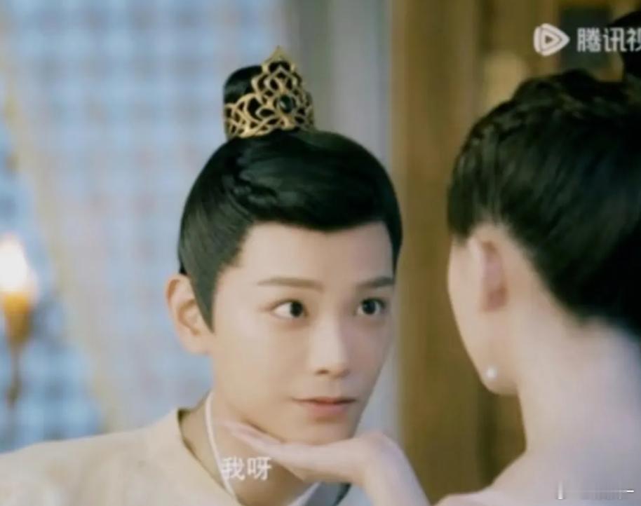 同一个姿势 四年，小丁好像越来越好看了 ​​​