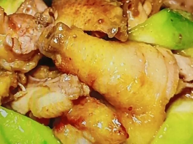 周末孩子休息，给他们安排八道补脑菜超合适。像南瓜蒸排骨，把排骨剁块洗净，用姜丝、