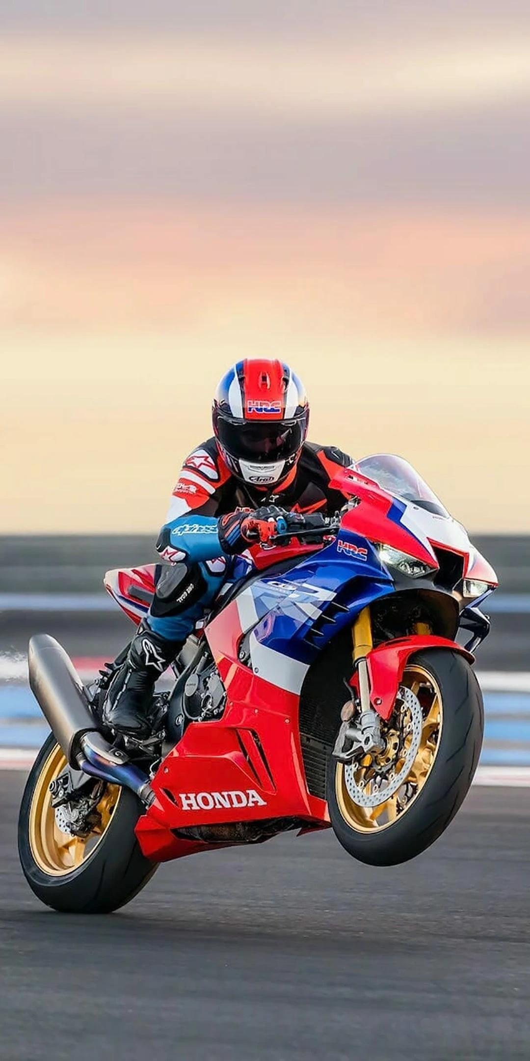 极速驰骋，贴地飞行！本田CBR1000RR，澎湃动力唤醒血脉贲张。超强马力化身地