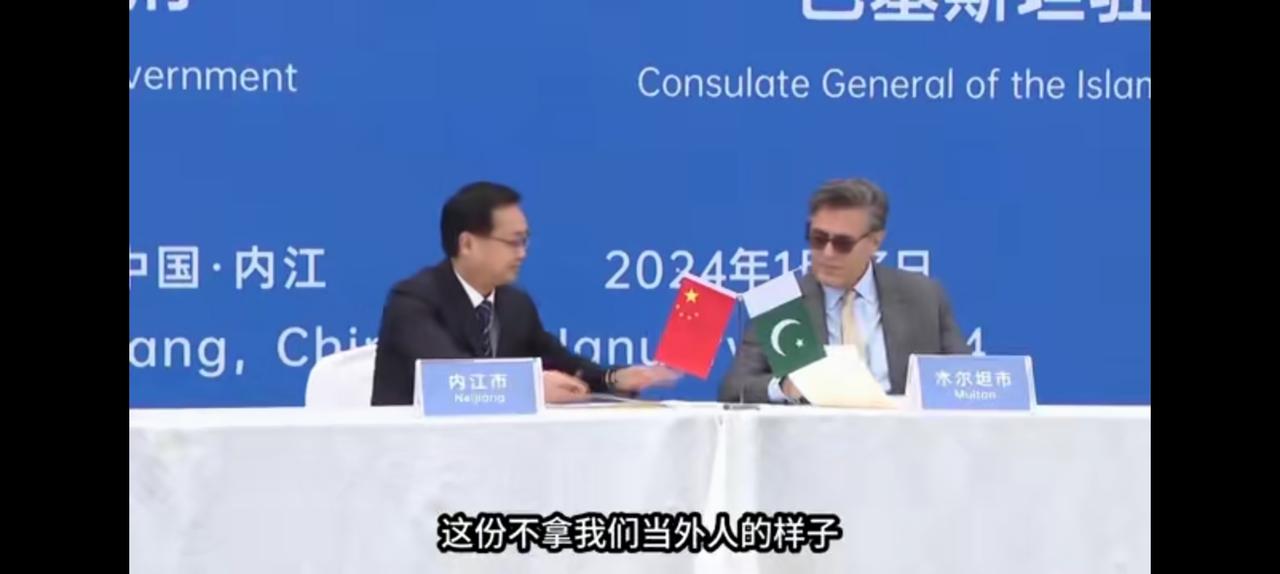 巴铁不把我们当外人，看到好东西就说想要。
77岁的巴基斯坦总统参观我国工厂，突然