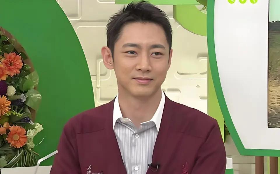 长相平凡的小泉纯一郎，生了2个帅气的儿子，和爹都不像。 大抵是小泉进次郎平时总是