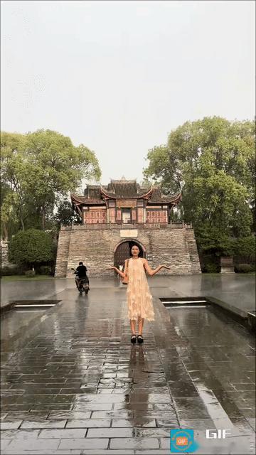 女子心血来潮本想淋一下雨记录一下此刻的情景，不料一男子骑车从女子身旁经过，由于操