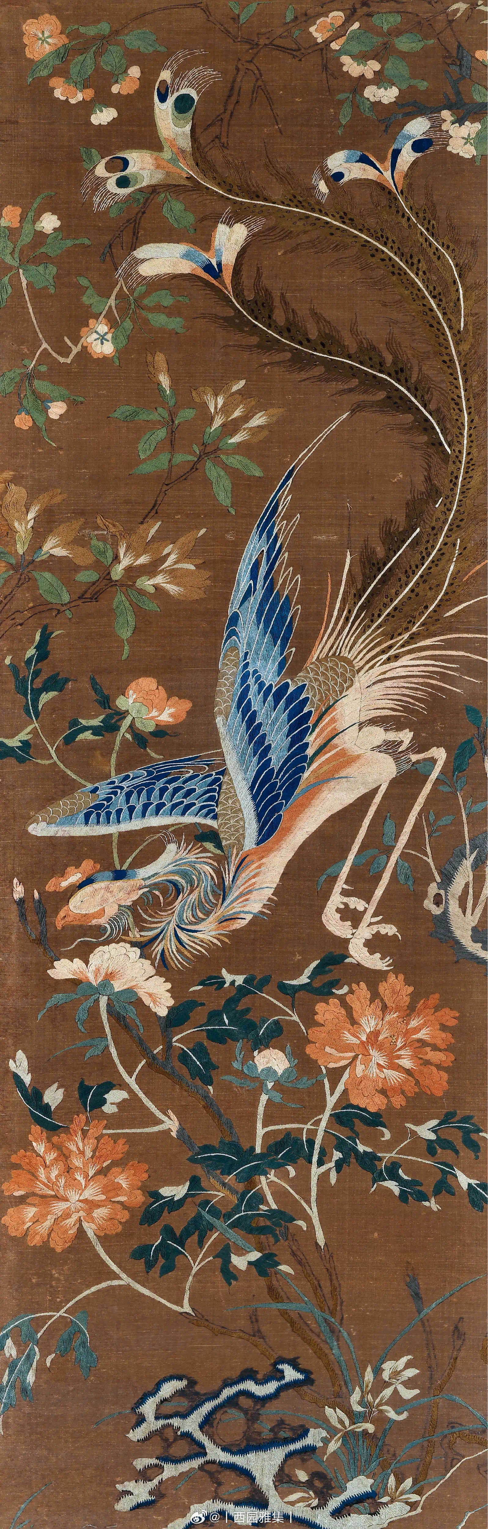 锦绣集 | 明 鲁绣金地彩绣凤戏牡丹挂屏此件满铺金地，画面主体为凤凰戏牡丹。凤凰