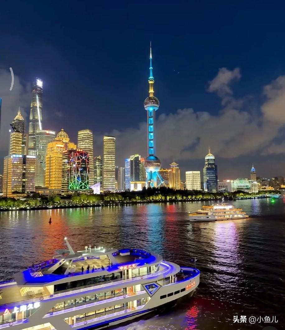 华灯初上出门溜达，随手拍了组家门口的夜景。

街边路灯晕开暖黄的光，车流划过留下