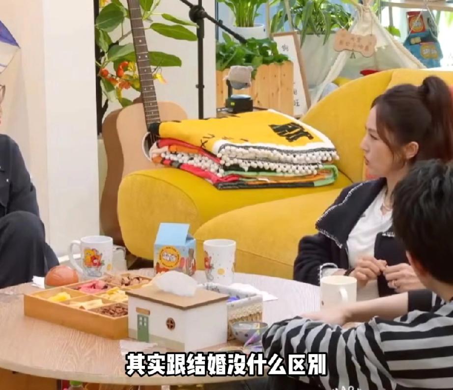 董璇:他适合结婚
被问为什么要二婚？董璇说:“我俩一开始说的特别好，不结婚就谈恋