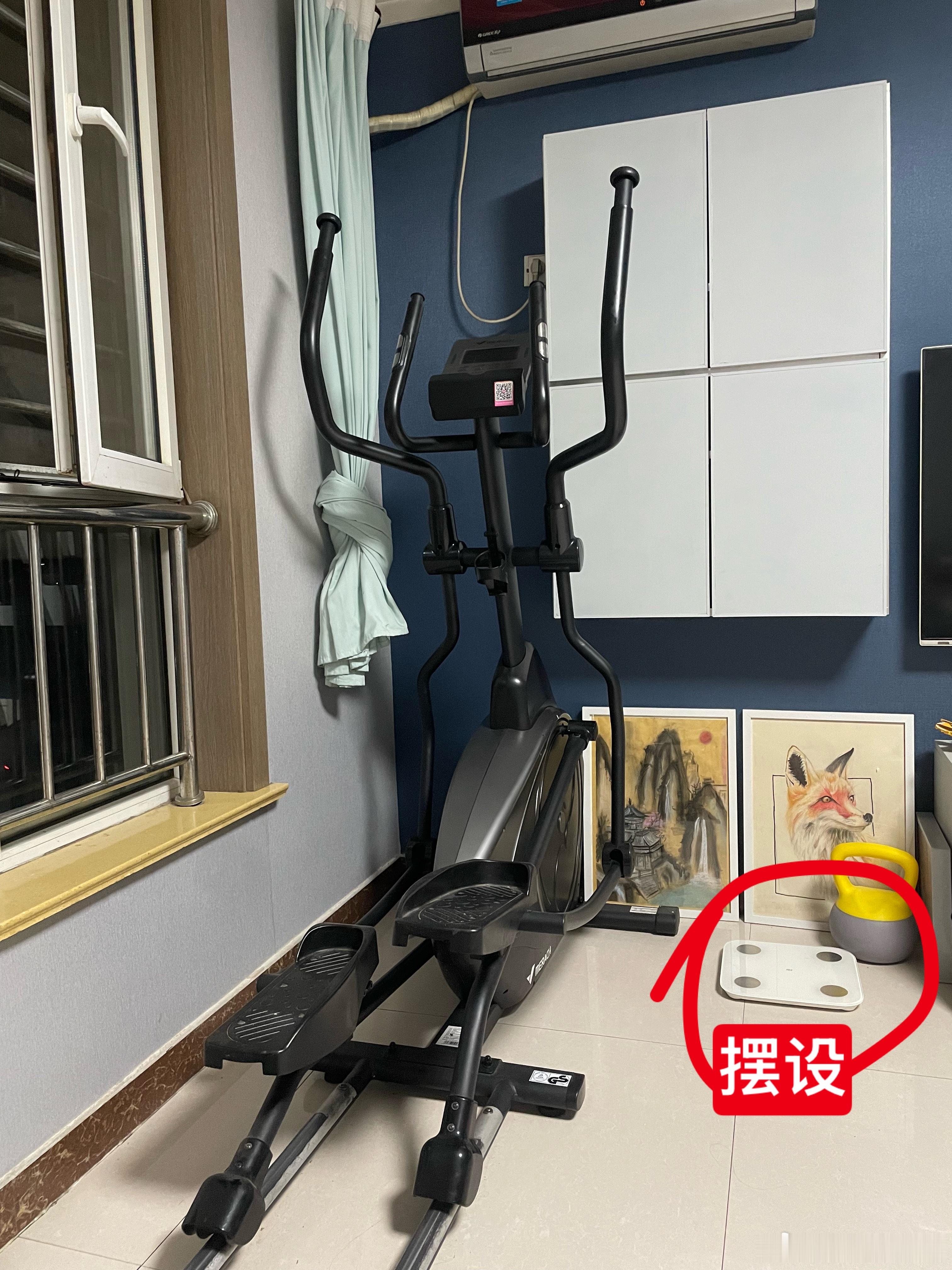 不是开始减肥了嘛，今天把体重秤床底下拿出来，擦了擦上面的尘土，不出意外真的是没电