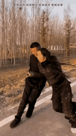 玩笑开过来头，男子汉大丈夫应该保护女性，这一下摔得不轻，估计两人没戏了。