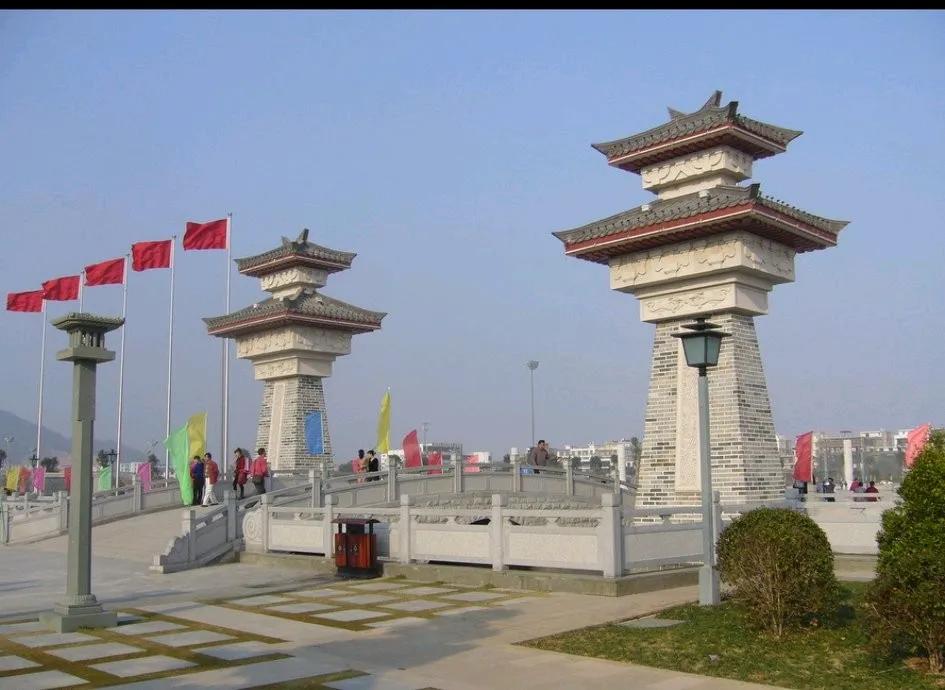 中国五大名楼之一《揭阳楼》
“揭阳楼”于唐朝元和十四年“韩愈”建。
公元2009